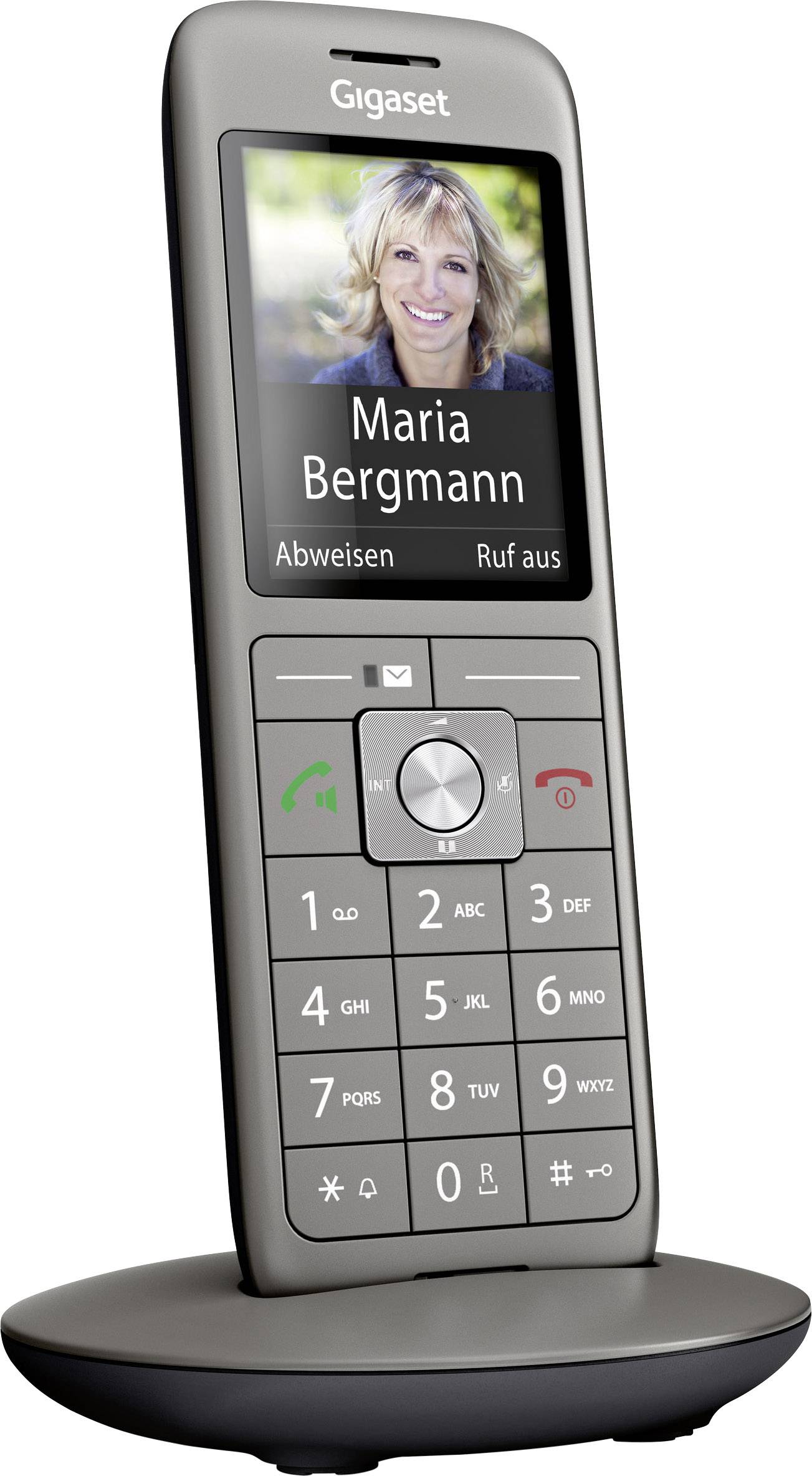 Schnurloses Telefon in Ladestation. Display zeigt Anruf von 'Maria Bergmann'. Tasten für Anrufannahme, -ablehnung und Lautstärkeregler sichtbar.