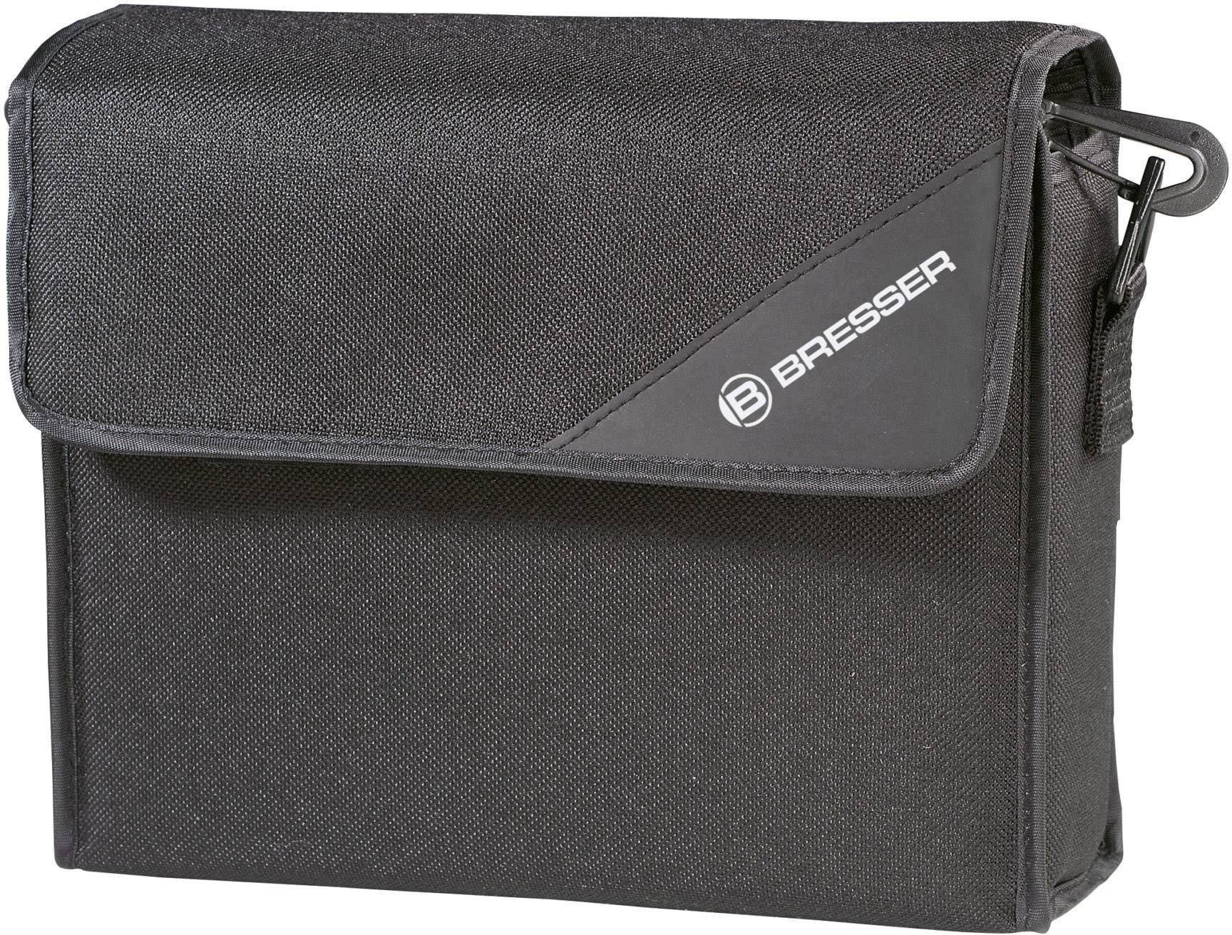 Schwarze, rechteckige Tasche mit Klettverschluss, diagonale Klappe und 'Bresser'-Logo. Sie hat einen seitlichen Karabinerhaken.