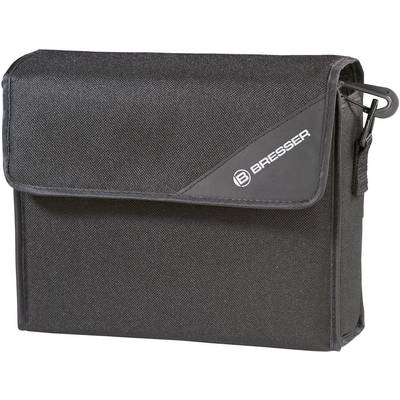 Schwarze, rechteckige Tasche mit Klettverschluss, diagonale Klappe und 'Bresser'-Logo. Sie hat einen seitlichen Karabinerhaken.