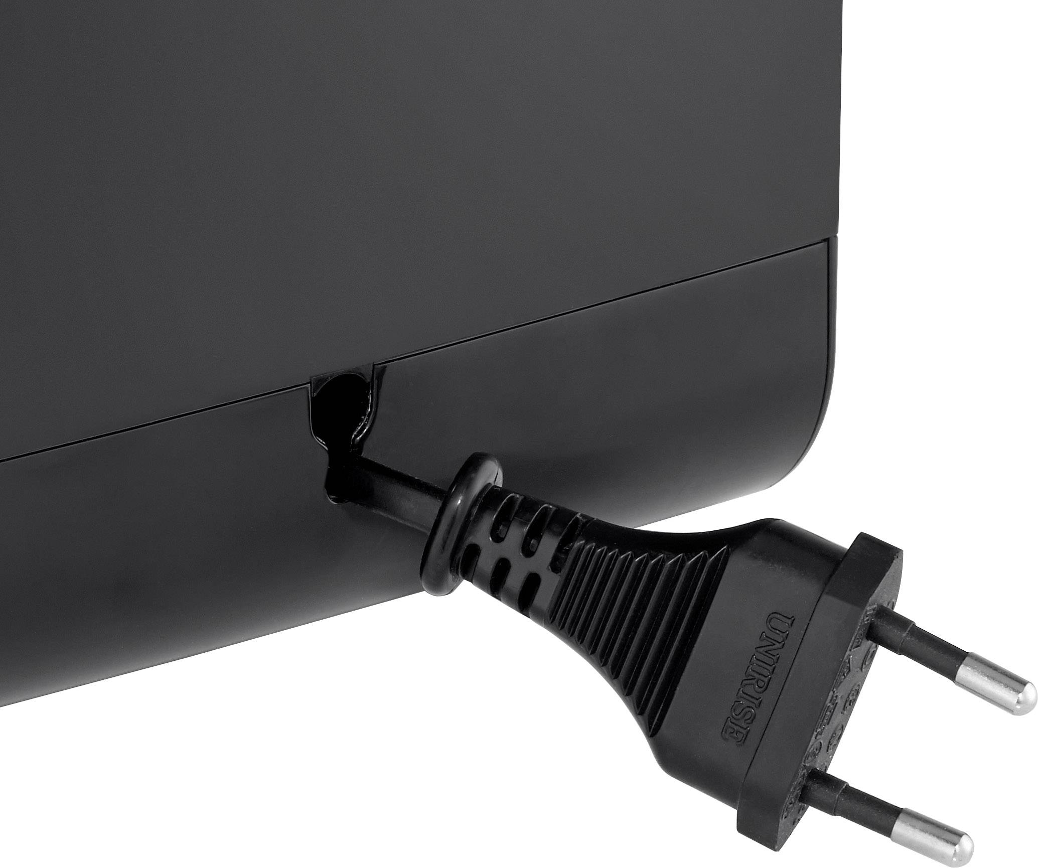 Ein schwarzer Stecker ist teilweise aus einer Steckdose gezogen. Das Kabel ist gerade und zeigt auf eine glatte Oberfläche.