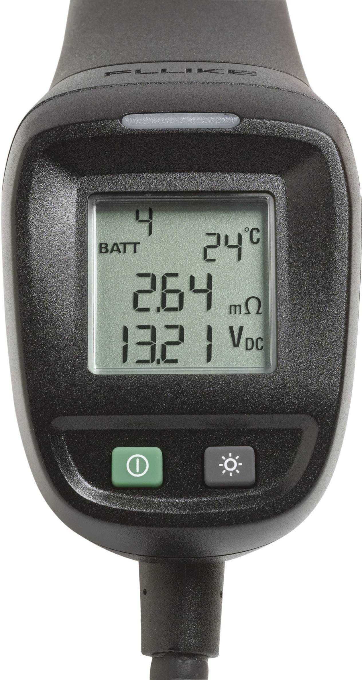 Digitales Messgerät zeigt 'BATT 4', '24°C', '2,64 mΩ' und '13,21 VDC' auf dem Display. Zwei Tasten darunter: grün und schwarz.