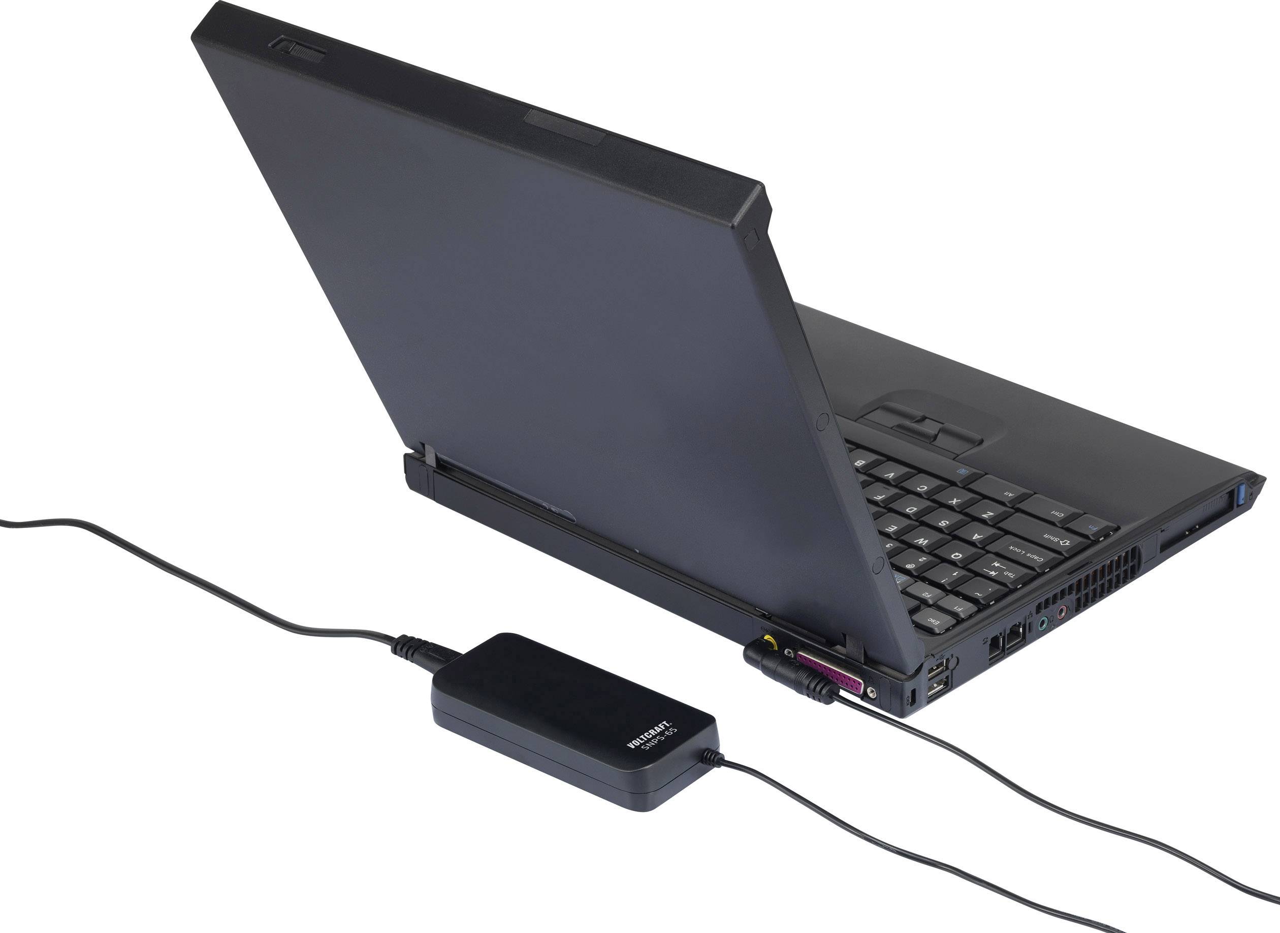 Ein Laptop wird über ein Netzteil aufgeladen. Das Gerät ist schwarz und der Ladevorgang ist aktiv, was durch das eingesteckte Kabel erkennbar ist.