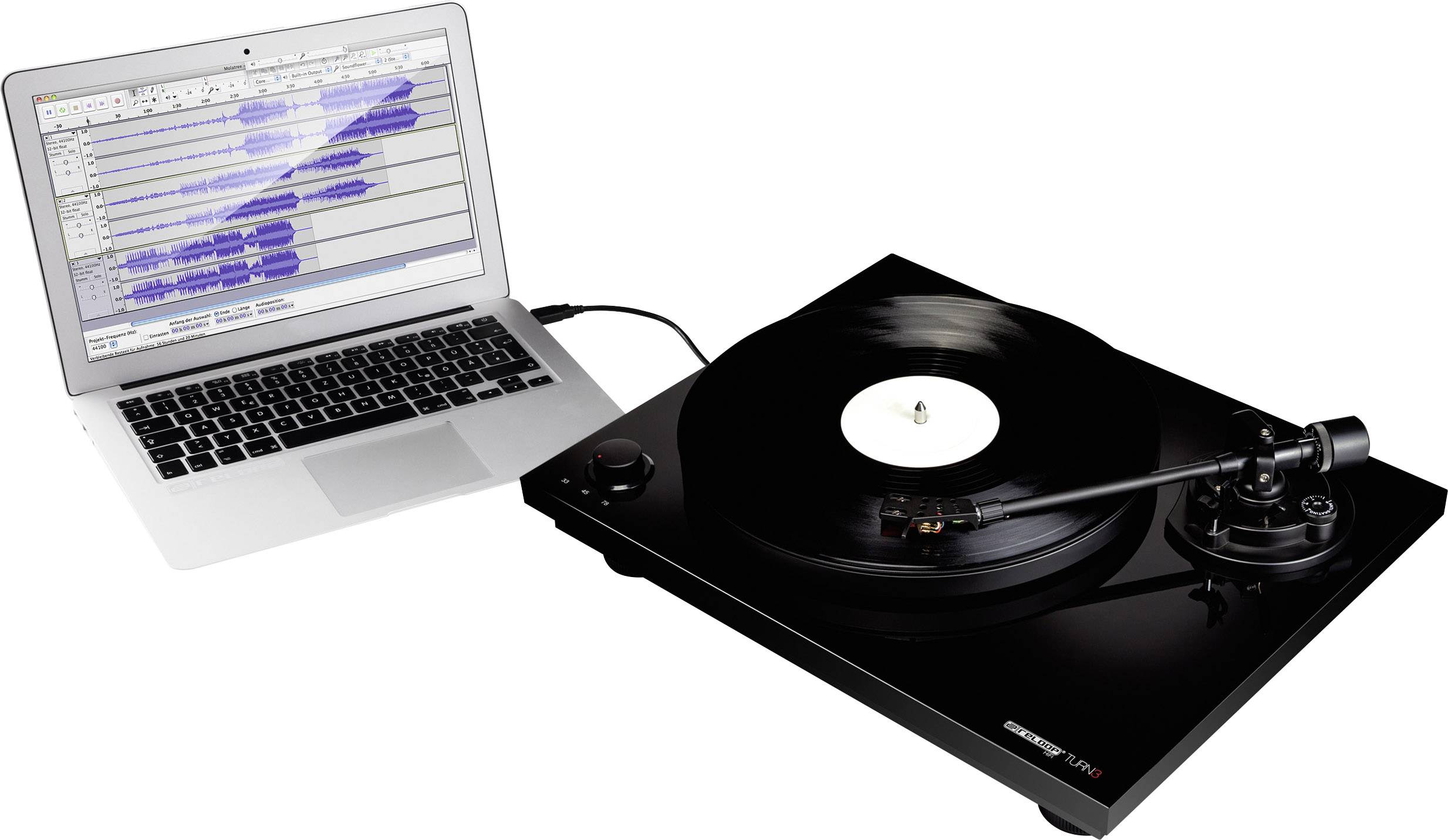 Ein Laptop ist mit einem Plattenspieler verbunden. Der Bildschirm zeigt Audiosoftware mit sichtbaren Tonspuren zur Aufnahme.