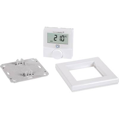Ein elektronisches Thermostat mit Display zeigt '21.0°C'. Eine Metallplatte zur Montage und ein weißer Rahmen liegen daneben.