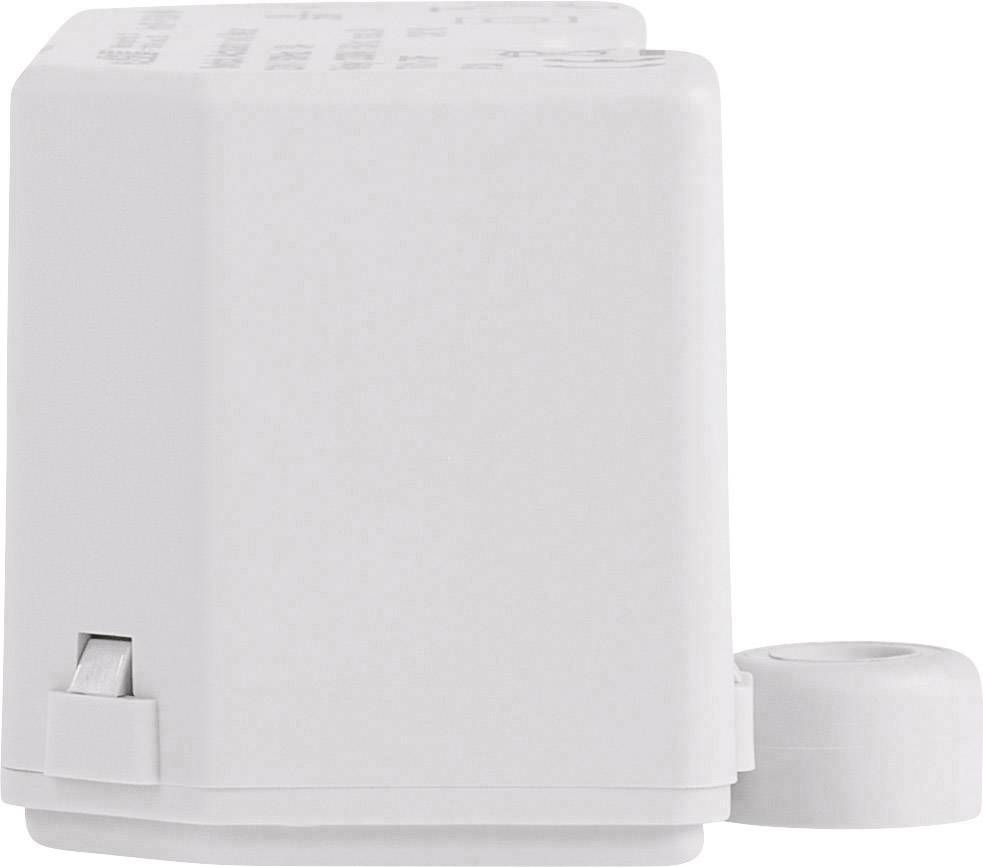 Ein weißer, rechteckiger elektrischer Adapter mit einem Steckkontakt und abgerundeten Ecken auf weißem Hintergrund.