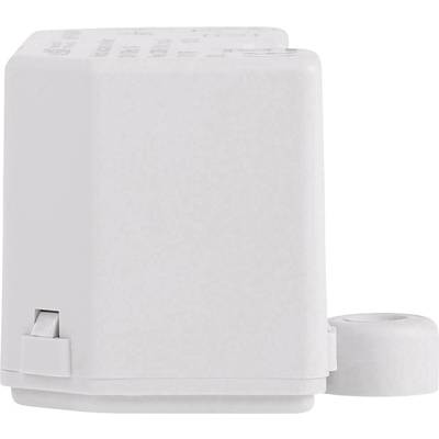 Ein weißer, rechteckiger elektrischer Adapter mit einem Steckkontakt und abgerundeten Ecken auf weißem Hintergrund.