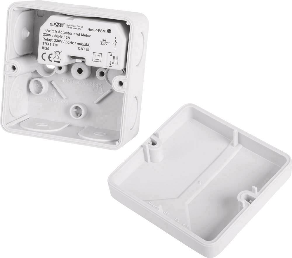 Zwei weiße Gehäusehälften eines elektrischen Schaltaktors. Eine Hälfte enthält elektronische Komponenten und Beschriftungen.