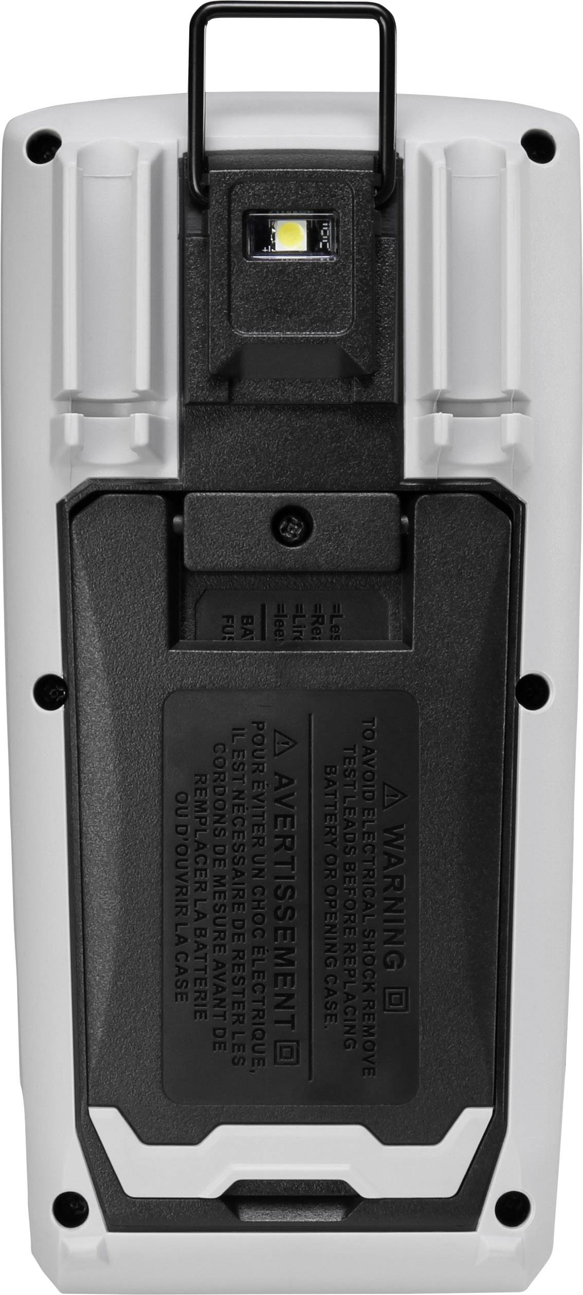 Rückseite einer tragbaren Lampe mit Warnhinweisen auf Englisch, Batteriefachabdeckung und Tragegriff. Schwarz-weißes Gehäuse.