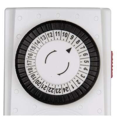 Ein weißer mechanischer Timer mit einem schwarzen Ziffernblatt, das von 1 bis 24 nummeriert ist. Ein Pfeil zeigt die eingestellte Zeit.