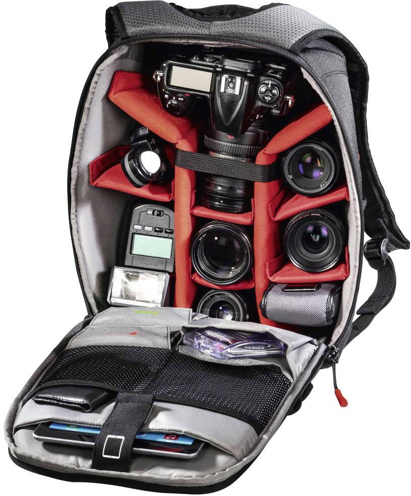 Eine offene Kameratasche mit Kamera, mehreren Objektiven und Zubehörfächern. Ideal für Fotografieausrüstung unterwegs.