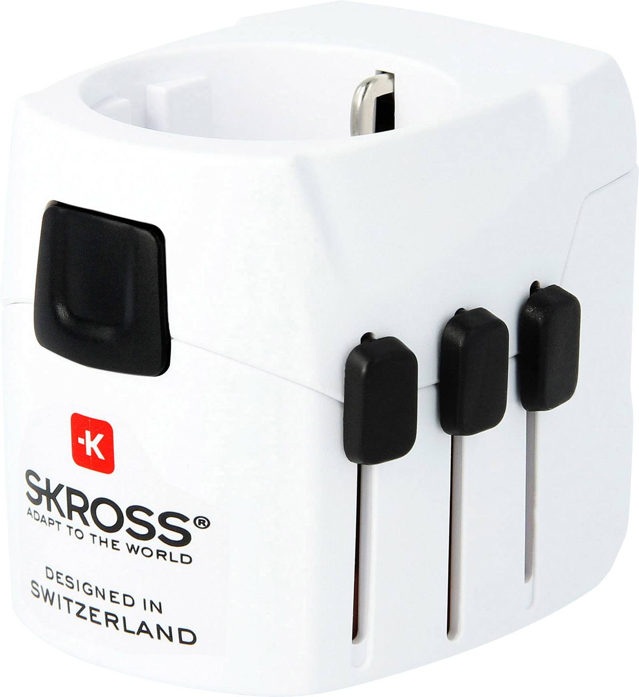 Ein weißer Reiseadapter von Skross mit drei schwarzen Schiebereglern, „Designed in Switzerland“ steht darauf.