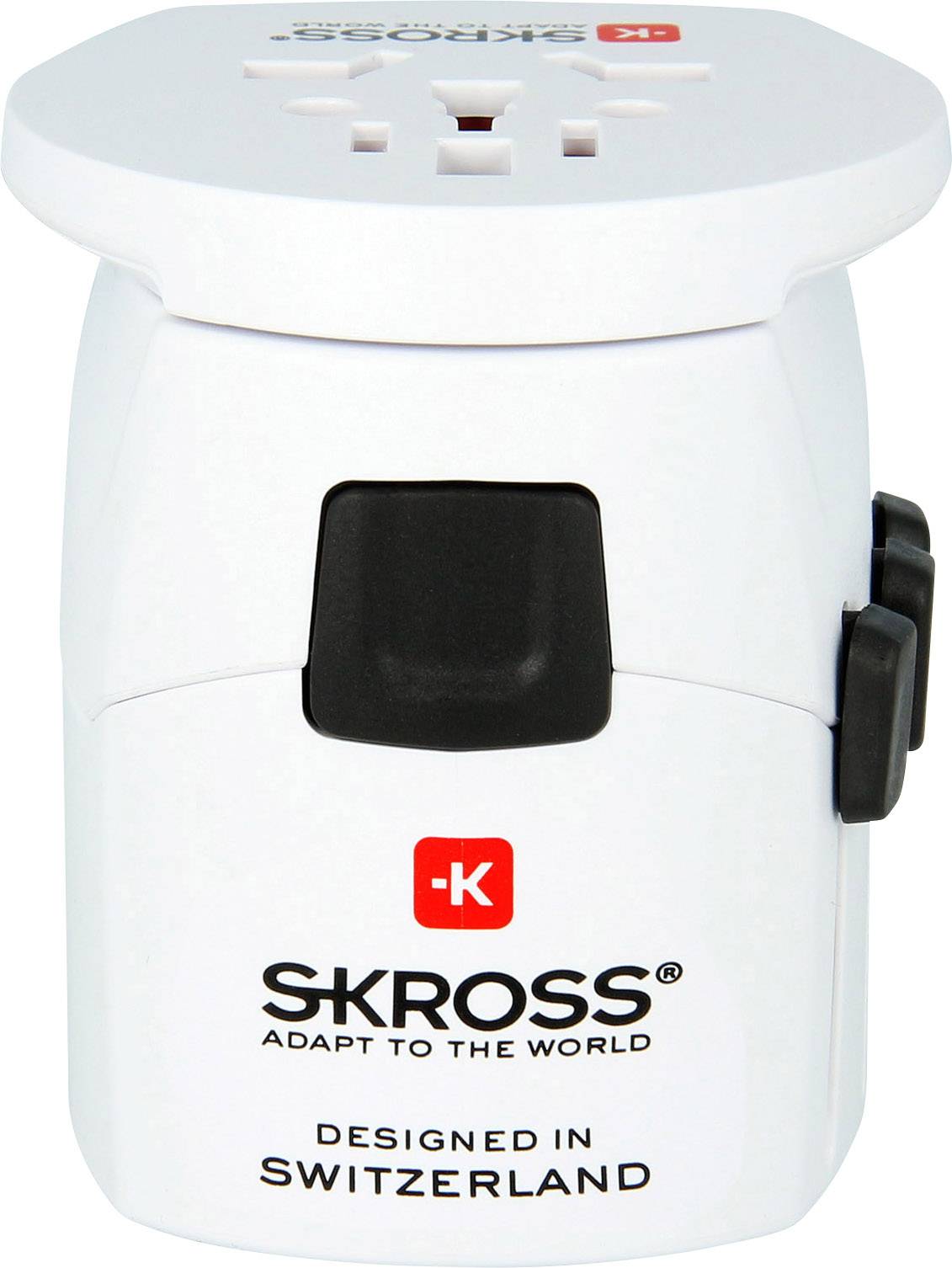Ein weißer Reisesteckeradapter der Marke Skross, geeignet für verschiedene Steckdosen. Markierung: 'Designed in Switzerland'.