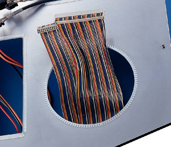 Kabelbündel mit mehreren farbigen Drähten steckt in einem Metallpanel mit runder Öffnung.