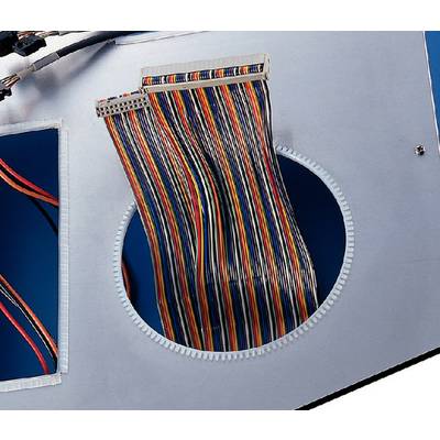 Kabelbündel mit mehreren farbigen Drähten steckt in einem Metallpanel mit runder Öffnung.