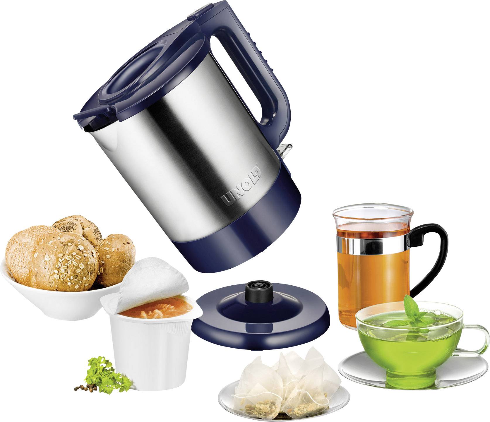 Ein blauer Wasserkocher, umgeben von einem Glas Tee, einem grünen Tee in einer Tasse, Brötchen und Joghurt sowie Teebeuteln.