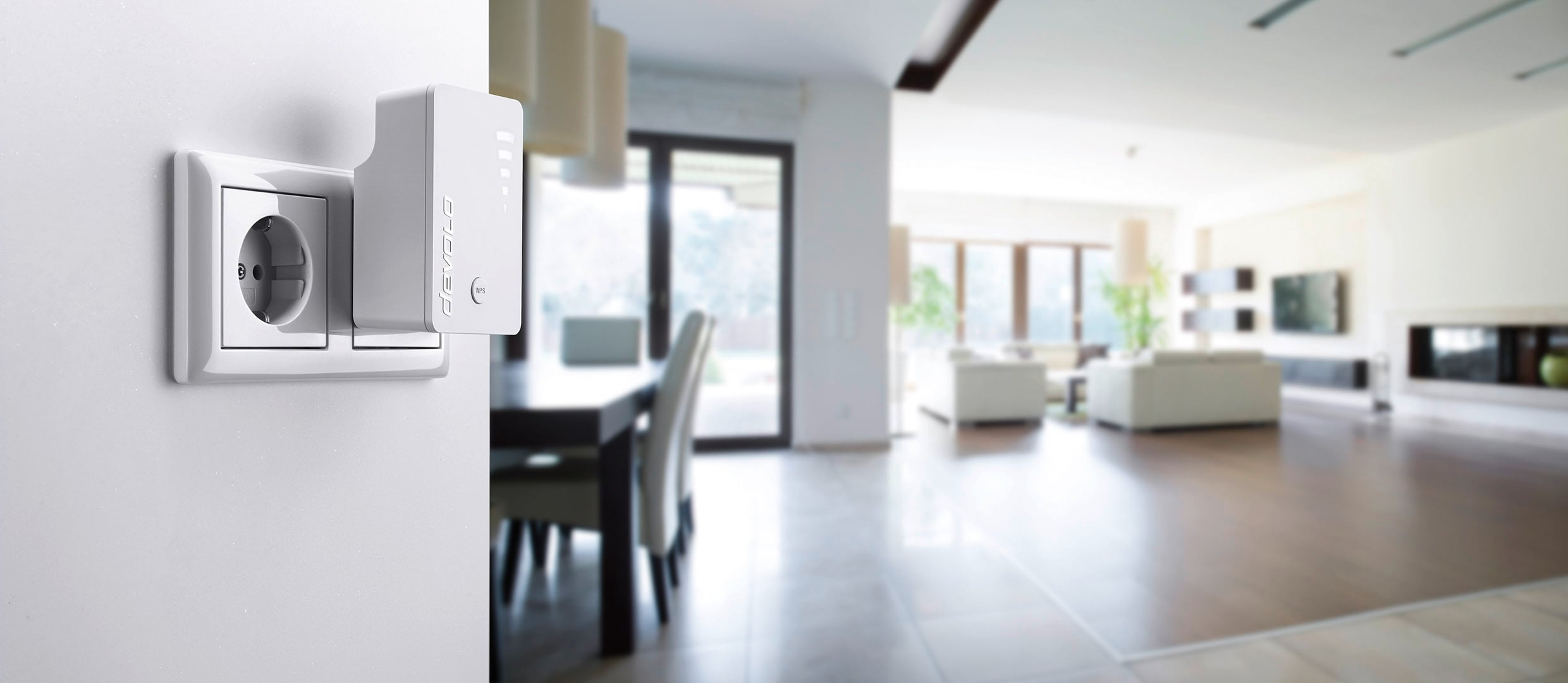 Intelligente Steckdose in einem modernen Wohnzimmer. Die Steckdose ist an der Wand und integriert in ein Smart-Home-System.