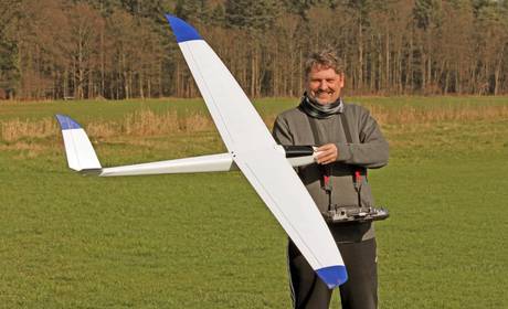 Modellpilot mit Segelflugmodell