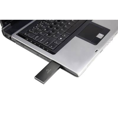 Ein schwarzer USB-Stick ist in den USB-Port eines geöffneten Laptops eingesteckt. Der Laptop hat eine dunkelgraue Tastatur.