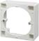 Ein rechteckiger, weißer Kunststoffrahmen mit runden Aussparungen und Schraublöchern, vermutlich eine Halterung für Elektrogeräte.
