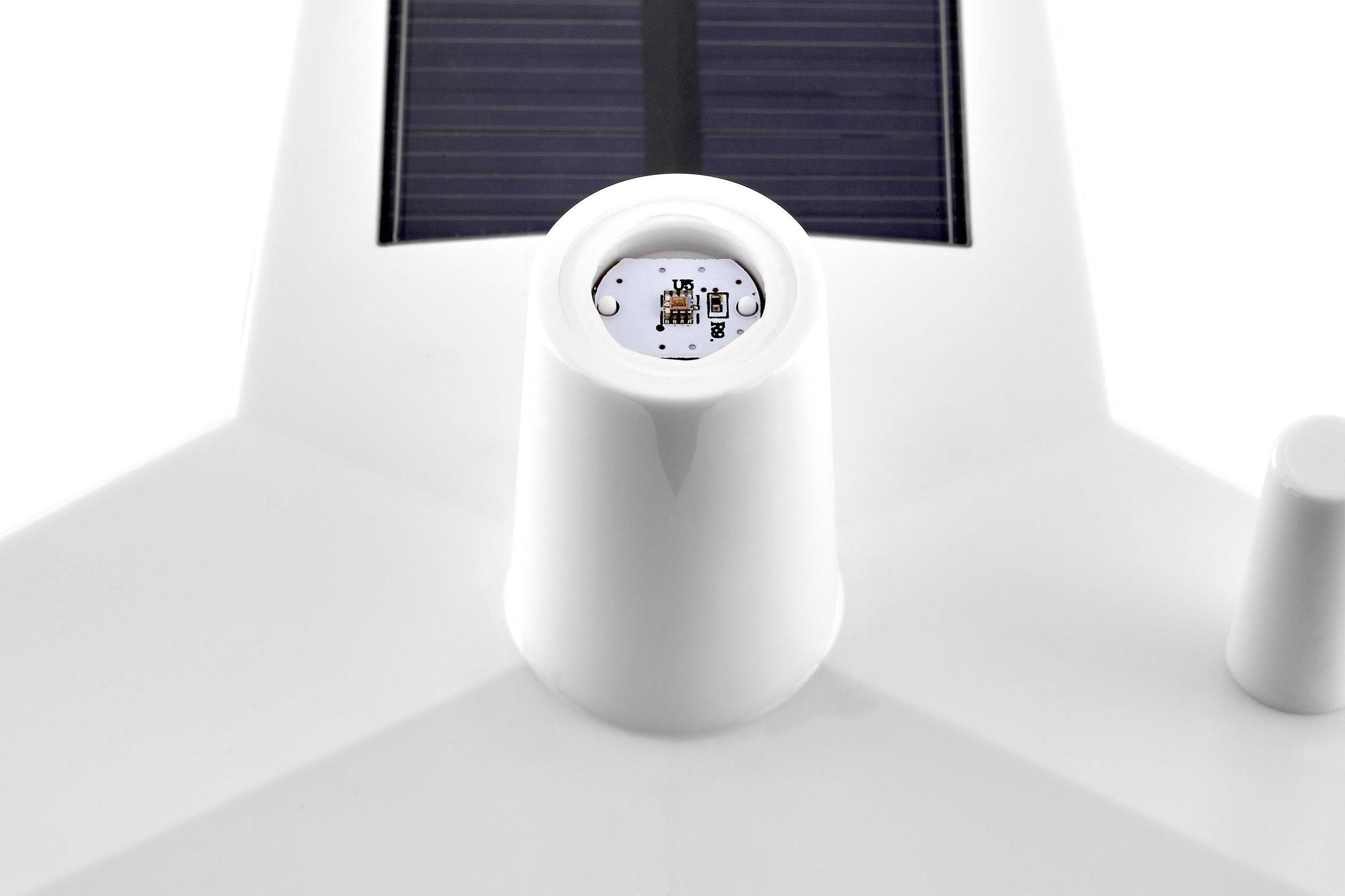Weiße Technologieeinheit mit sichtbarem Solarpanel und Sensoren auf der Oberseite, für Solaranwendungen im Freien konzipiert.