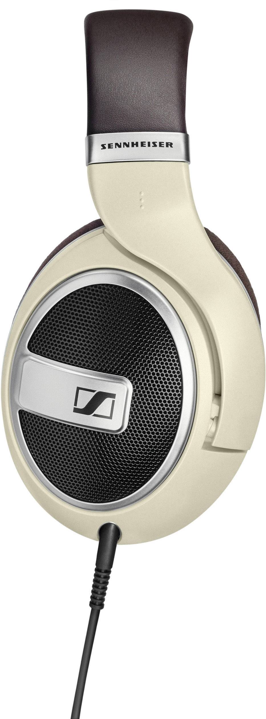 Beige und braune Over-Ear-Kopfhörer mit Sennheiser-Logo auf der Ohrmuschel, Kabel verbunden, akustische Nutzung im Fokus.