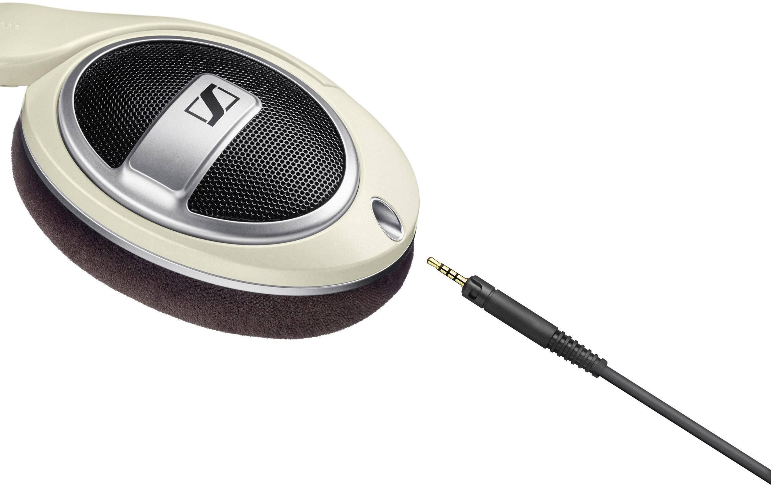 Over-Ear-Kopfhörer mit Audiokabel und 3,5-mm-Klinkenstecker, seitliche Ansicht vor weißem Hintergrund.