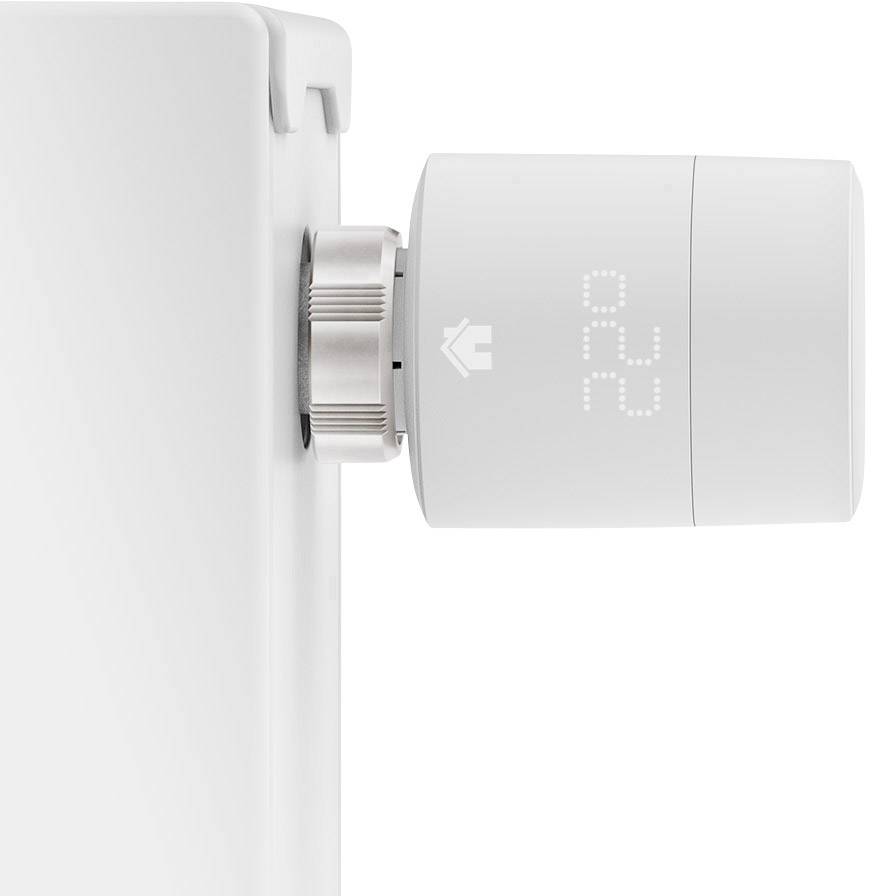 Thermostat an einem Heizkörper, zeigt Temperatur von 22 Grad Celsius an. Moderne, minimalistische Gestaltung.