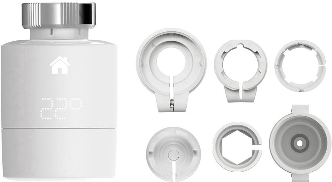 Ein weißes, zylindrisches Thermostatventil mit digitaler Anzeige zeigt '22°'. Daneben sind fünf verschiedene Adapter abgebildet.