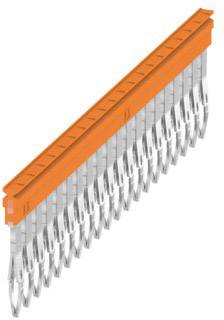 Langer, orangefarbener Kabelkanal mit hängenden, silbernen Klammern. Geeignet zur Organisation und Führung von Kabeln in Schaltschränken.