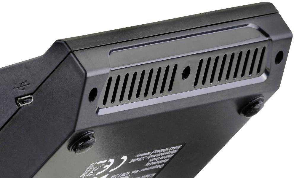 Ein schwarzes elektronisches Gerät mit Lüftungsschlitzen an der Seite, USB-Anschluss und kleinen runden Füßen auf der Unterseite.