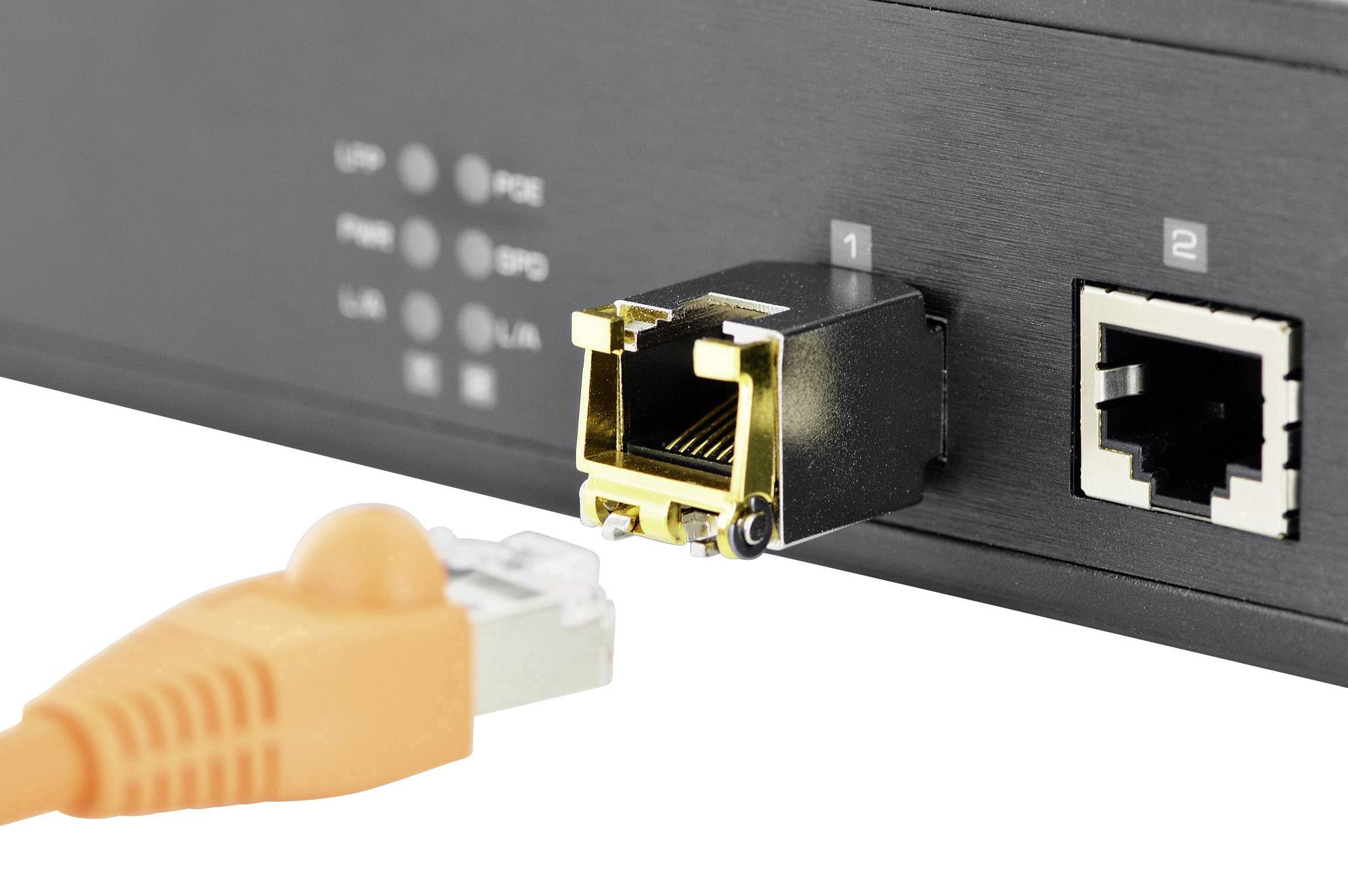 Ein orangefarbenes Netzwerkkabel wird in einen Ethernet-Anschluss eines schwarzen Geräts gesteckt; daneben ein weiterer Anschluss.