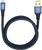 Ein blaues USB-Kabel mit einem USB-Stecker an einem Ende und einem Lightning-Stecker am anderen Ende, geeignet für Ladezwecke.