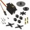 'Ein Servo-Motor-Set enthält einen schwarzen Servo-Motor, Schrauben, Kunststoffhörner und Verbindungsteile, geeignet für Modellbauprojekte.'