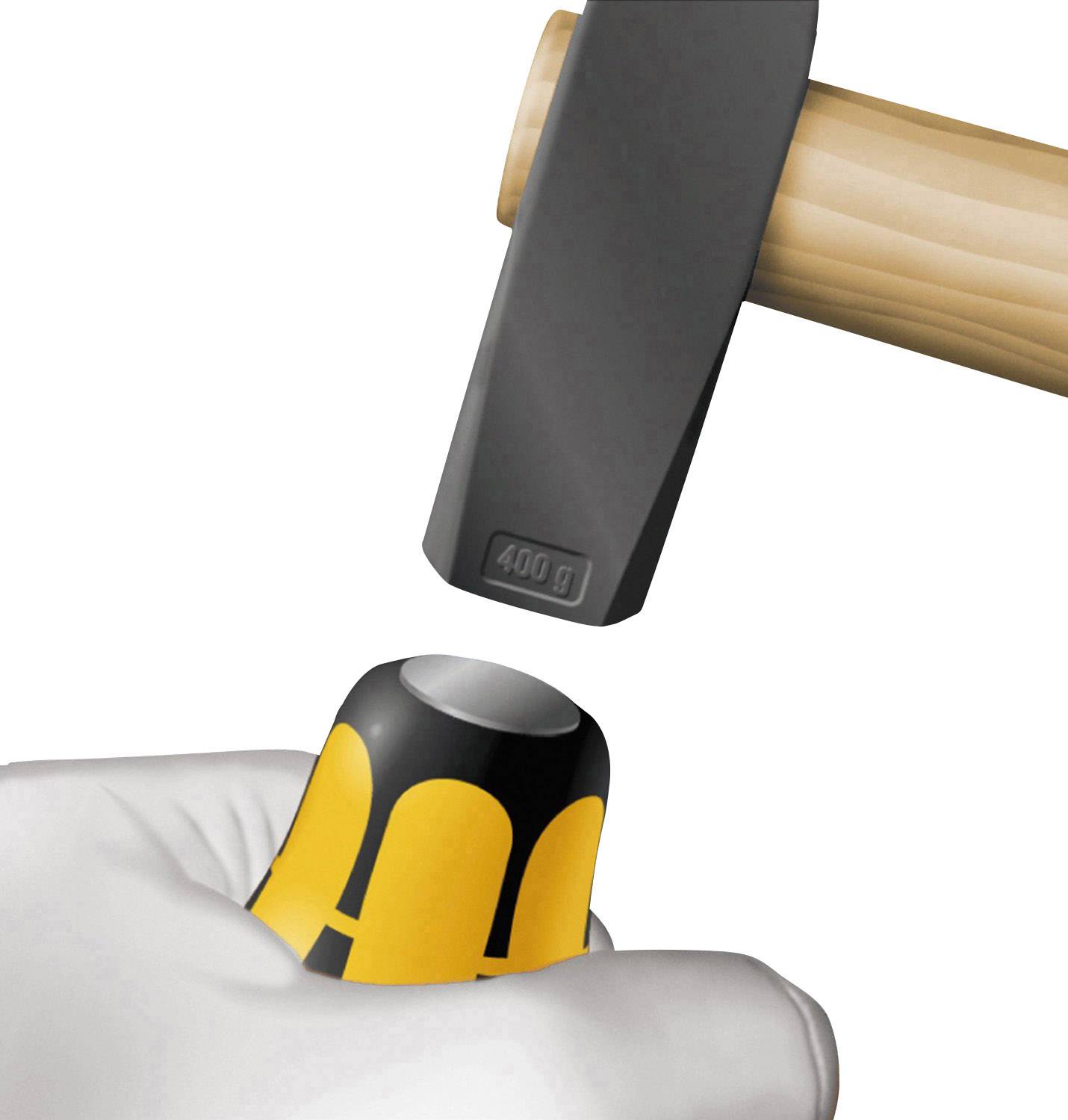 Ein Hammer schlägt auf einen schwarzen und gelben Schraubendrehergriff ein, gehalten von einer behandschuhten Hand.