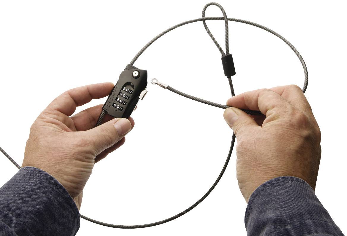 Eine Person hält ein Zahlenschloss mit Drahtseil in den Händen, bereit zum Verschließen. Das Schloss zeigt die eingestellte Kombination.