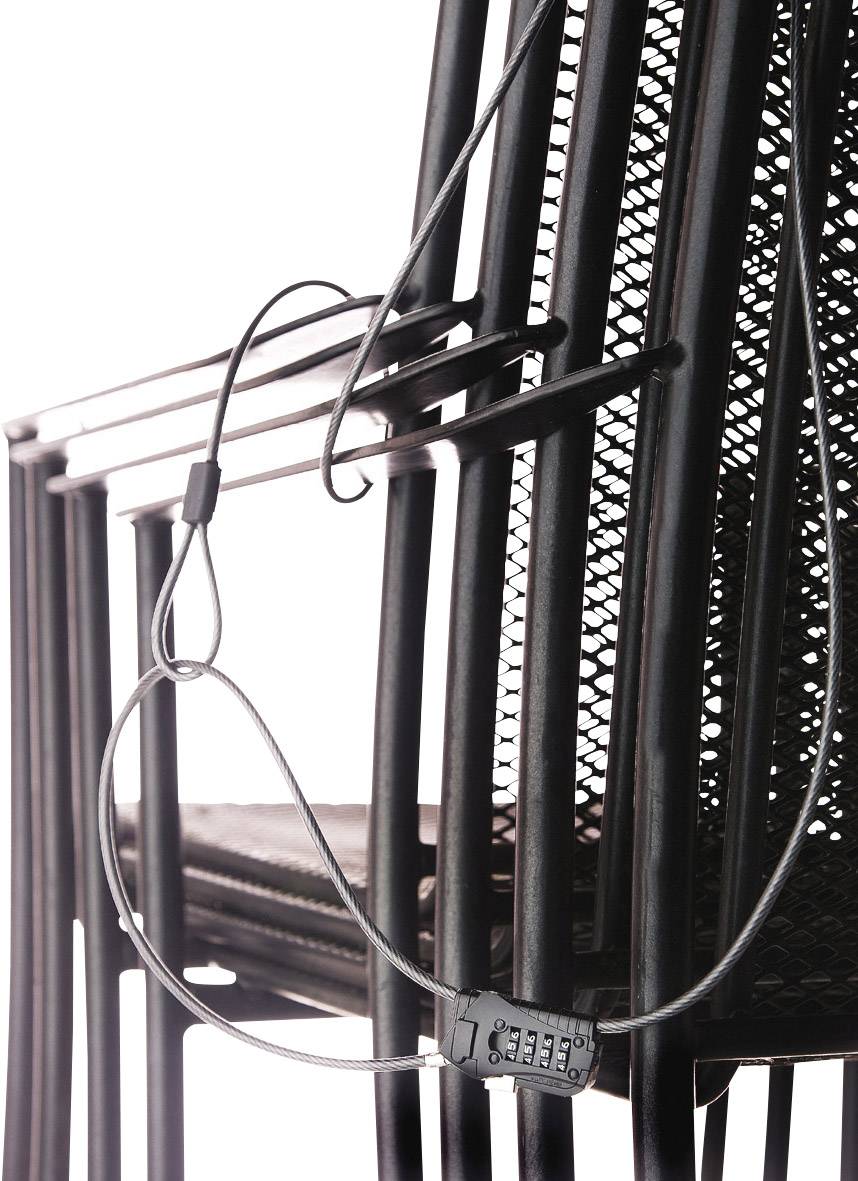 Ein Drahtseilschloss sichert gestapelte Metallstühle. Das Kabel verläuft durch Armlehnen und hat ein Zahlenschloss.