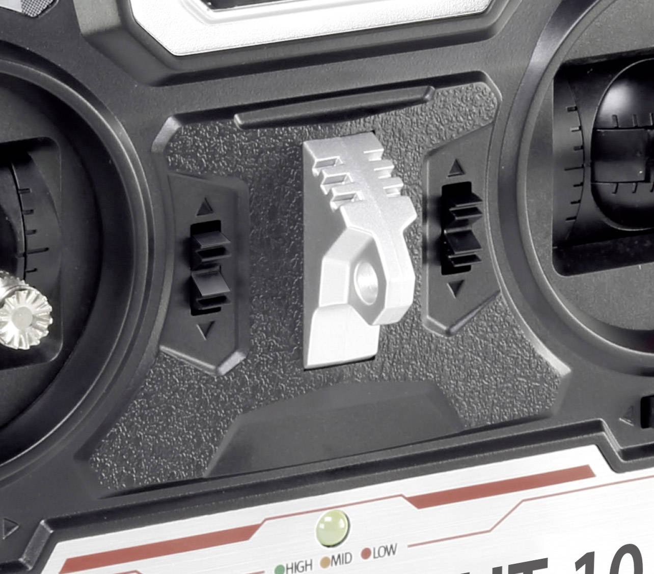 Nahaufnahme einer Steuerkonsole mit mehreren Schaltern und Knöpfen. Ein zentraler silberner Hebel ist in mittlerer Position.