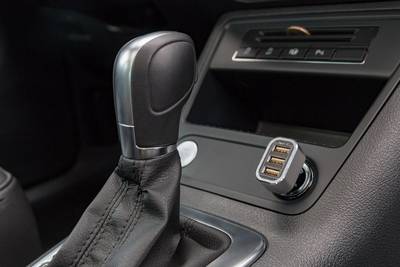 USB-adapter för anslutning till cigarettändaruttaget i bilen USB-adapter för anslutning till cigarettändaruttaget i bilen
