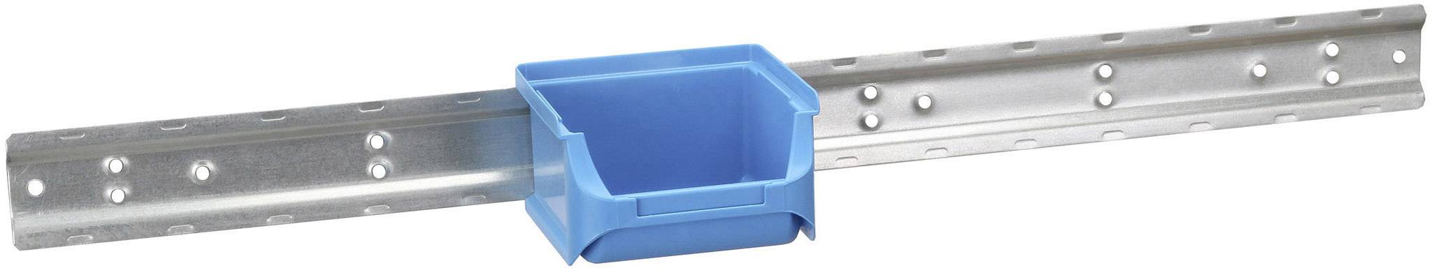 Ein blaues Aufbewahrungsgefäß hängt an einer silbernen, löchrigen Metallschiene.