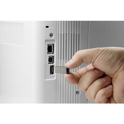 Hand steckt USB-Stick in einen USB-Anschluss an einem elektronischen Gerät.