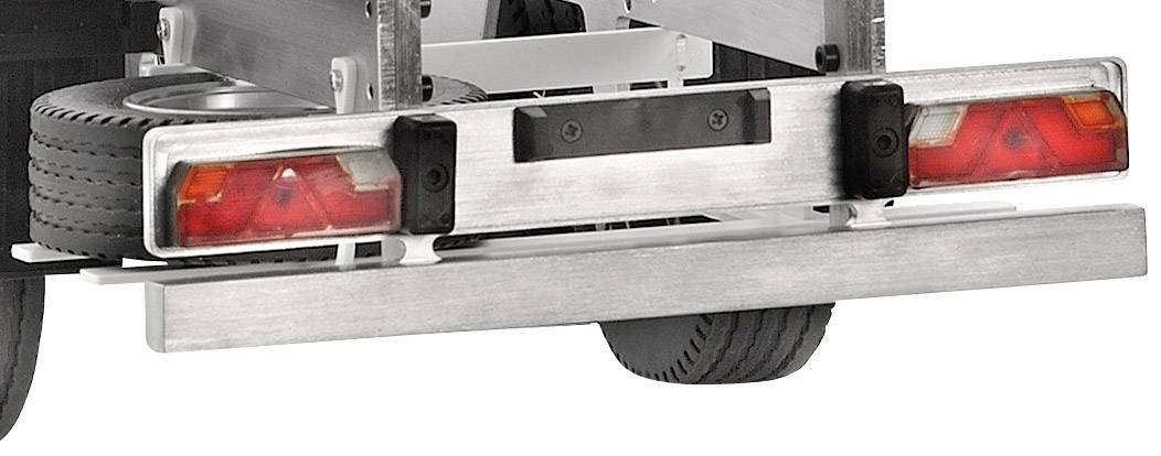 Ein LKW-Ersatzrad ist unter der hinteren Metallstoßstange montiert, flankiert von zwei roten Rückleuchten.