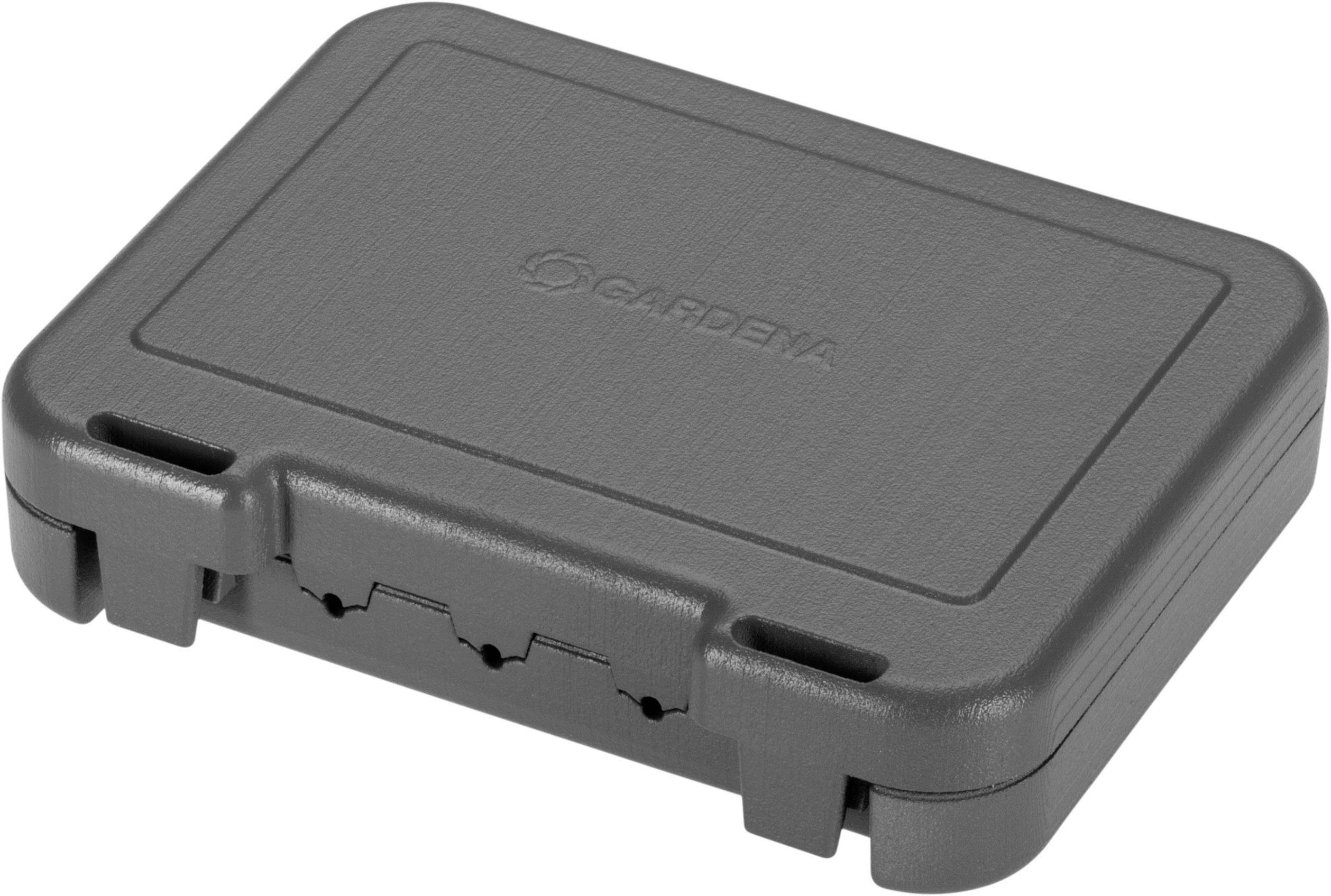 Ein rechteckiges, graues Kunststoffgehäuse mit dem Logo 'GARDENA' auf der Oberseite. Geeignet zur Aufbewahrung und Schutz kleiner Werkzeuge.