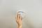 Eine Hand überprüft einen an der Decke montierten Rauchmelder, um die Funktionalität zu gewährleisten und die Sicherheit zu erhöhen.