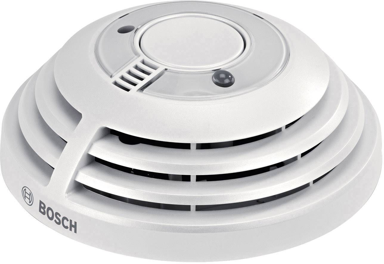 Ein weißer Rauchmelder der Marke Bosch an einer Zimmerdecke, erkennbar an den Lüftungsschlitzen und einem zentralen Sensor.