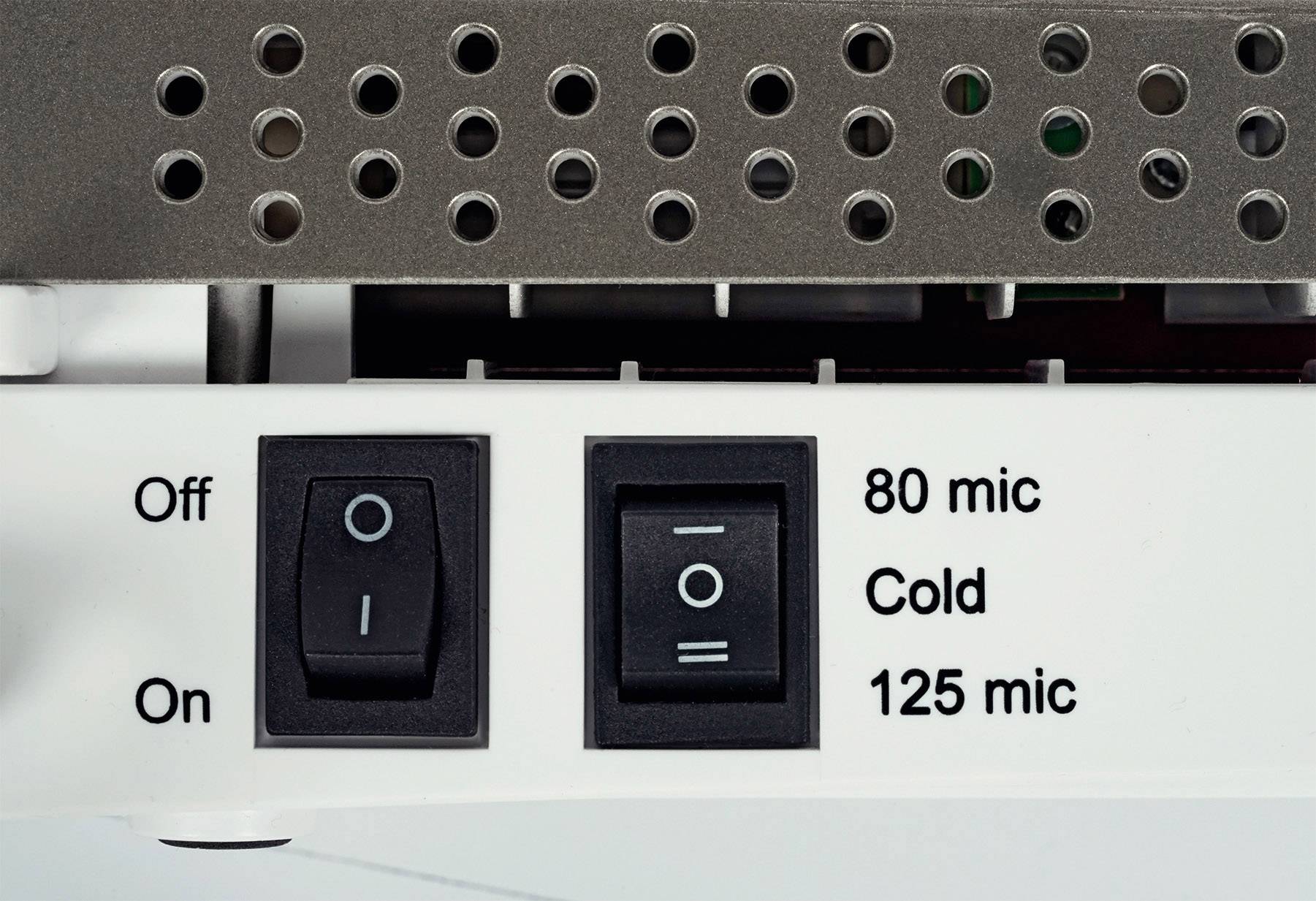 Schalter an einem Gerät. Links: Kippschalter für 'On' und 'Off'. Rechts: Schalter mit Optionen '80 mic', 'Cold', '125 mic'.