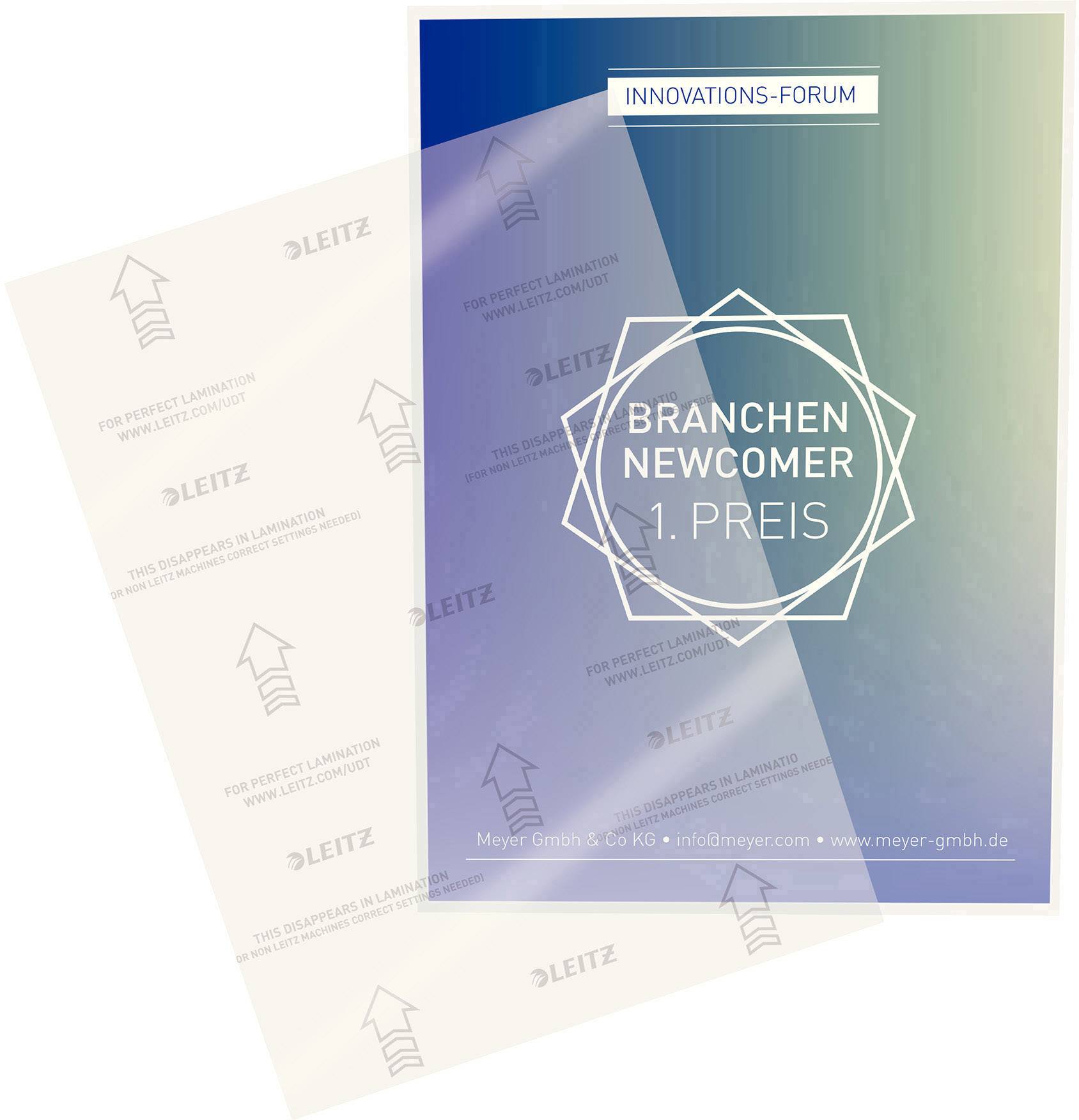 'BRANCHEN NEWCOMER 1. PREIS' auf einer eleganten Urkunde mit blauen und grünen Farbverläufen, Titel 'INNOVATIONS-FORUM'.