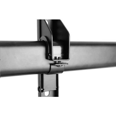 Nahaufnahme einer schwarzen Metallhalterung, die fest an einer runden Stange befestigt ist. Die Struktur wirkt robust und funktional.