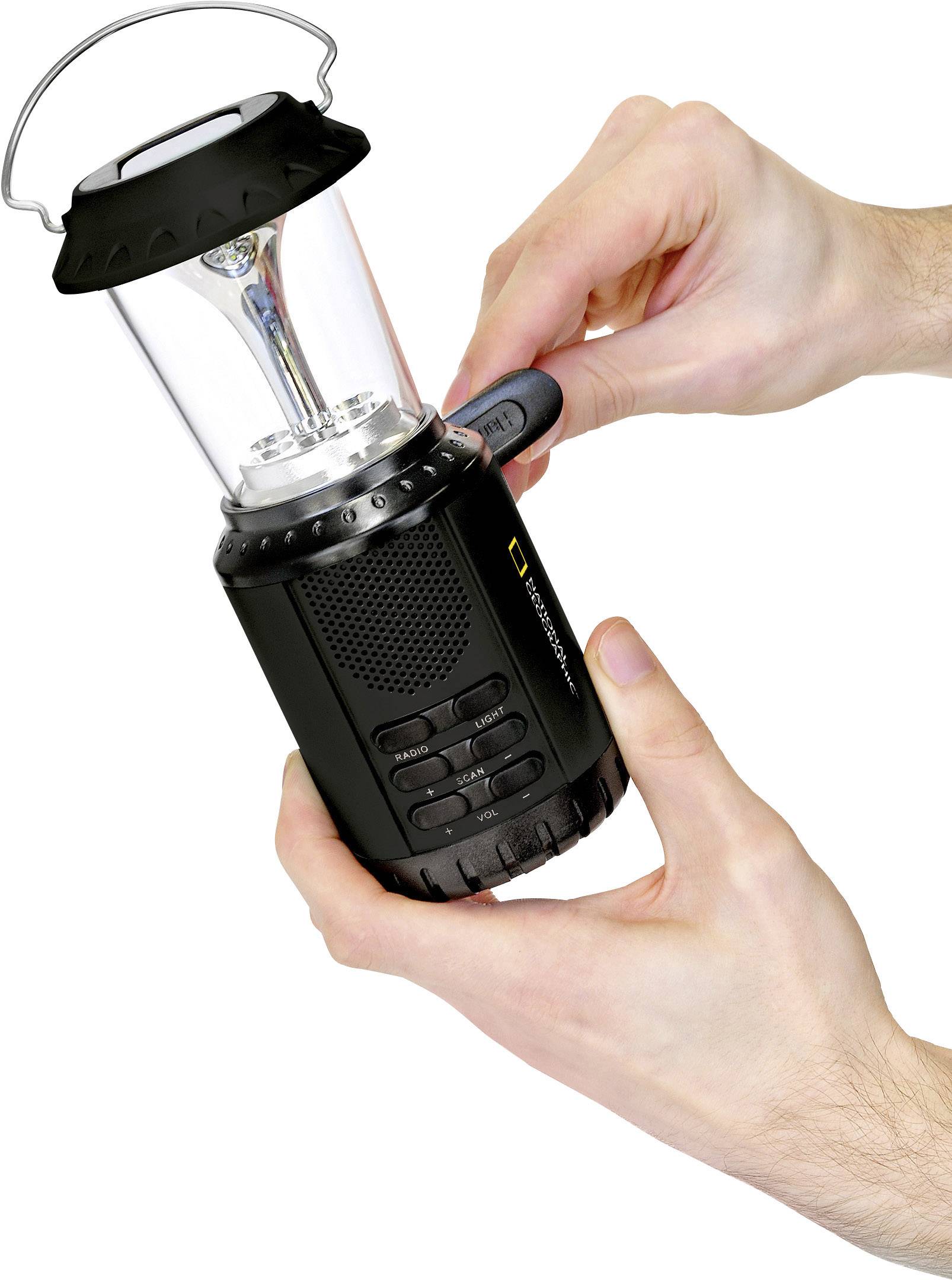 Eine Person hält eine schwarze Taschenlampe mit einer Hand während sie mit der anderen Hand an einem seitlichen Griff dreht.