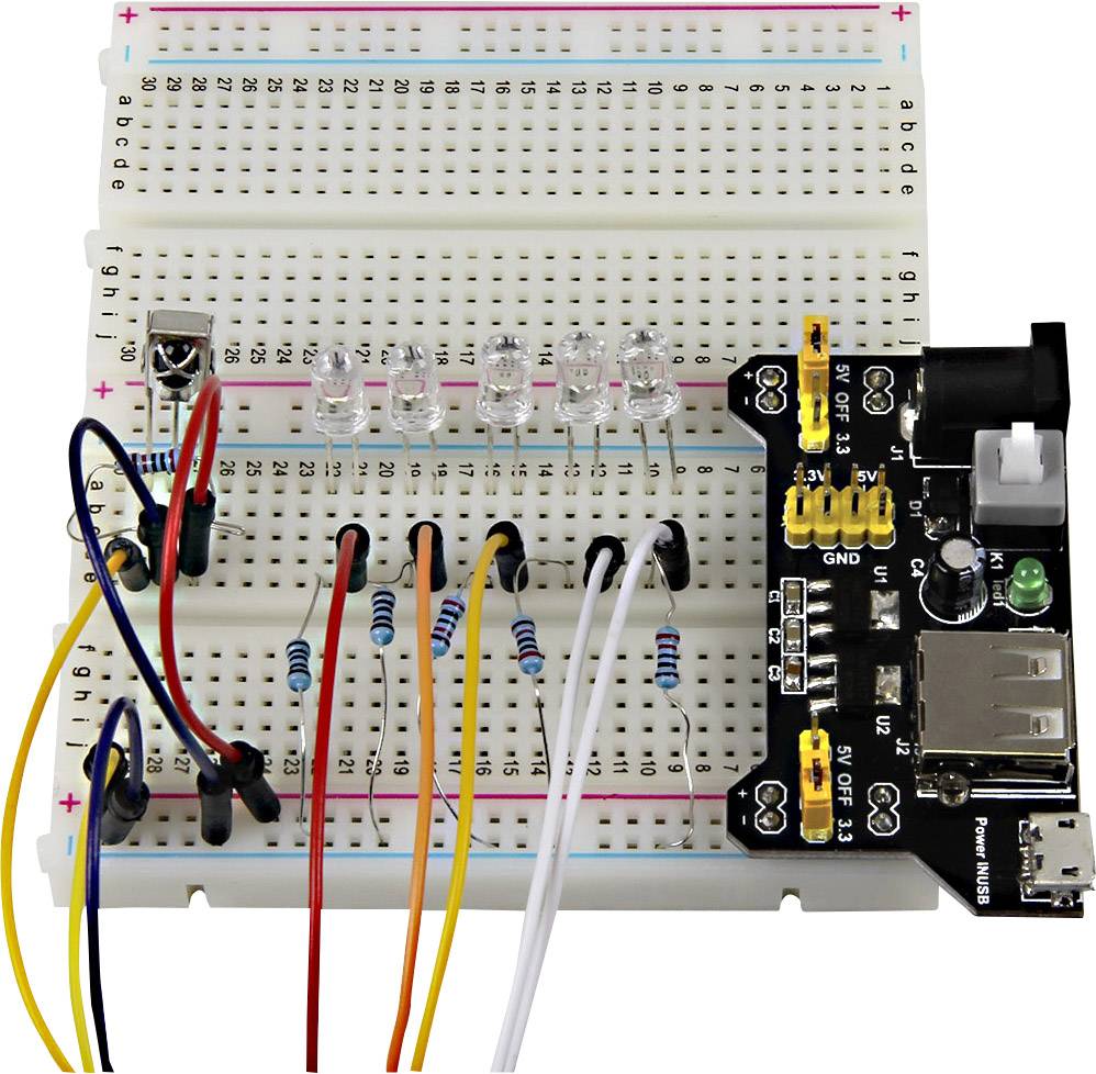Eine Steckplatine mit mehreren LEDs, Widerständen und Jumper-Kabeln. Rechts ist ein Mikrocontroller angeschlossen.
