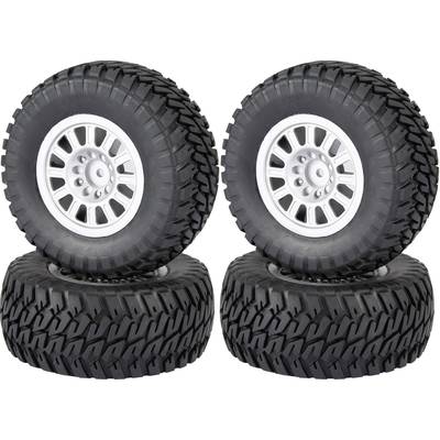 Vier Geländereifen mit robustem Profil, zwei senkrecht stehend und zwei liegend. Ideal für Offroad-Fahrzeuge konzipiert.